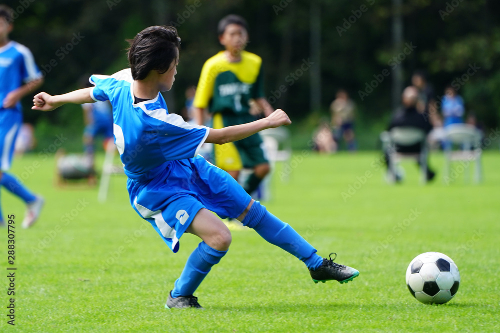 施術前に準備運動するサッカー少年