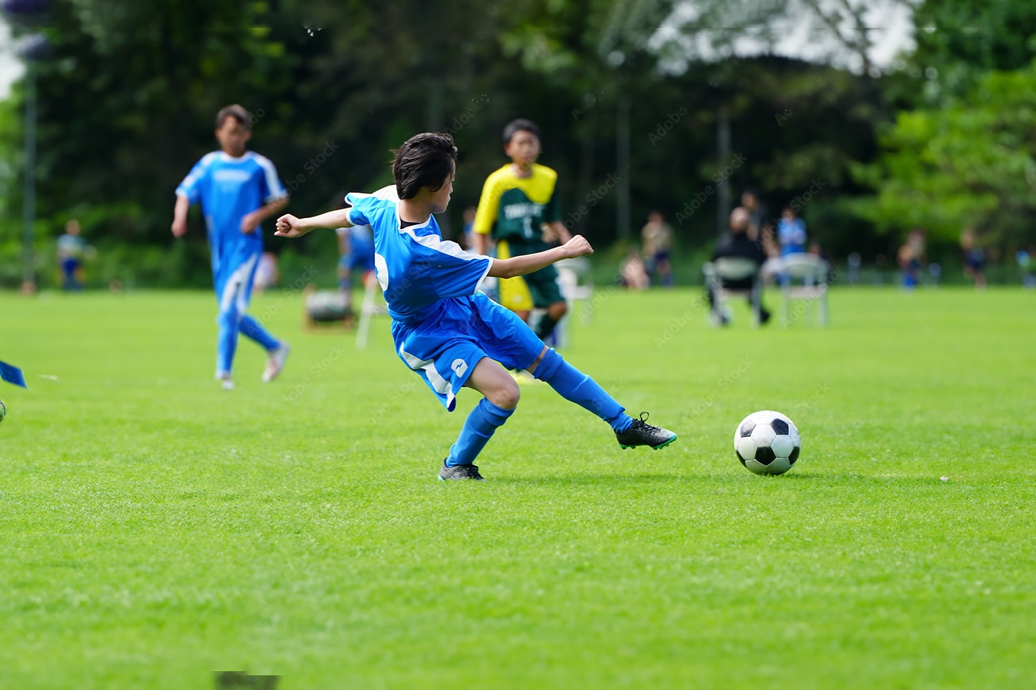 試合中に走るサッカー少年。運動後のケアが重要です