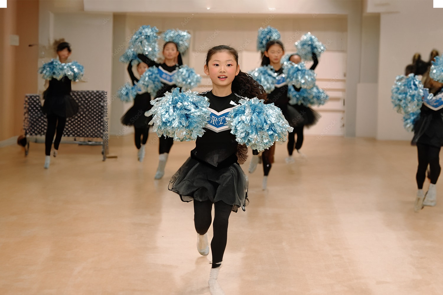 ダンスに励む少女。スポーツ後のマッサージで成長をサポート